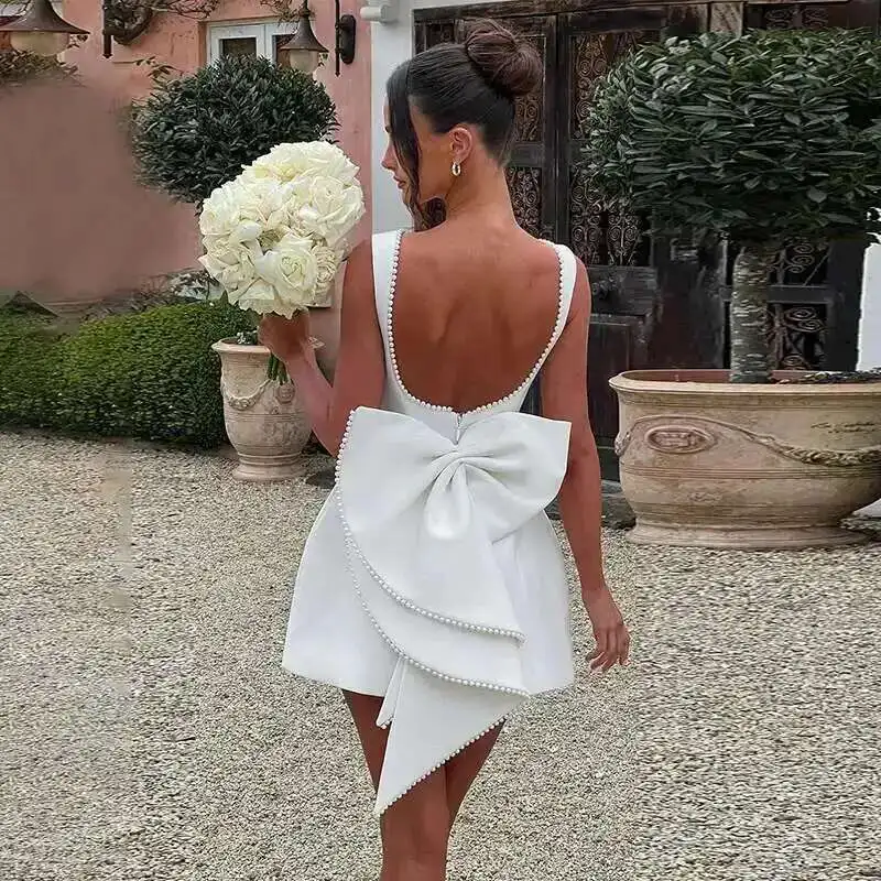 Dámské minišaty s odhalenými zády a perlovou mašlí - Elegantní letní společenské šaty áčkového střihu