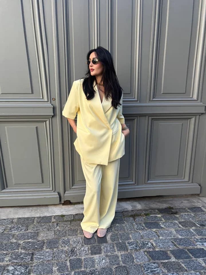 Dámský podzimní set sako s vysokým pasem a šortkami v elegantním stylovém provedení