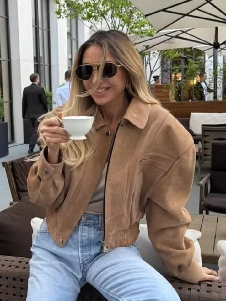 Dámská semišová bunda s krátkým střihem a zipem - elegantní jarní kabátek s kapsami