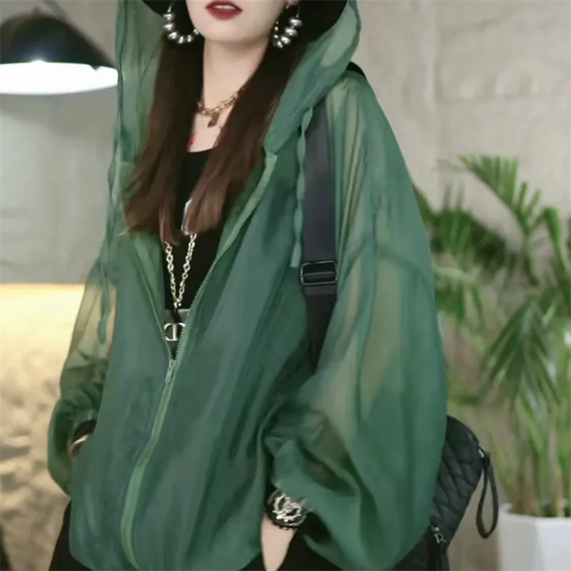 Lehká dámská letní bunda s kapucí - prodyšná ochrana před sluncem, volný střih, světlé barvy