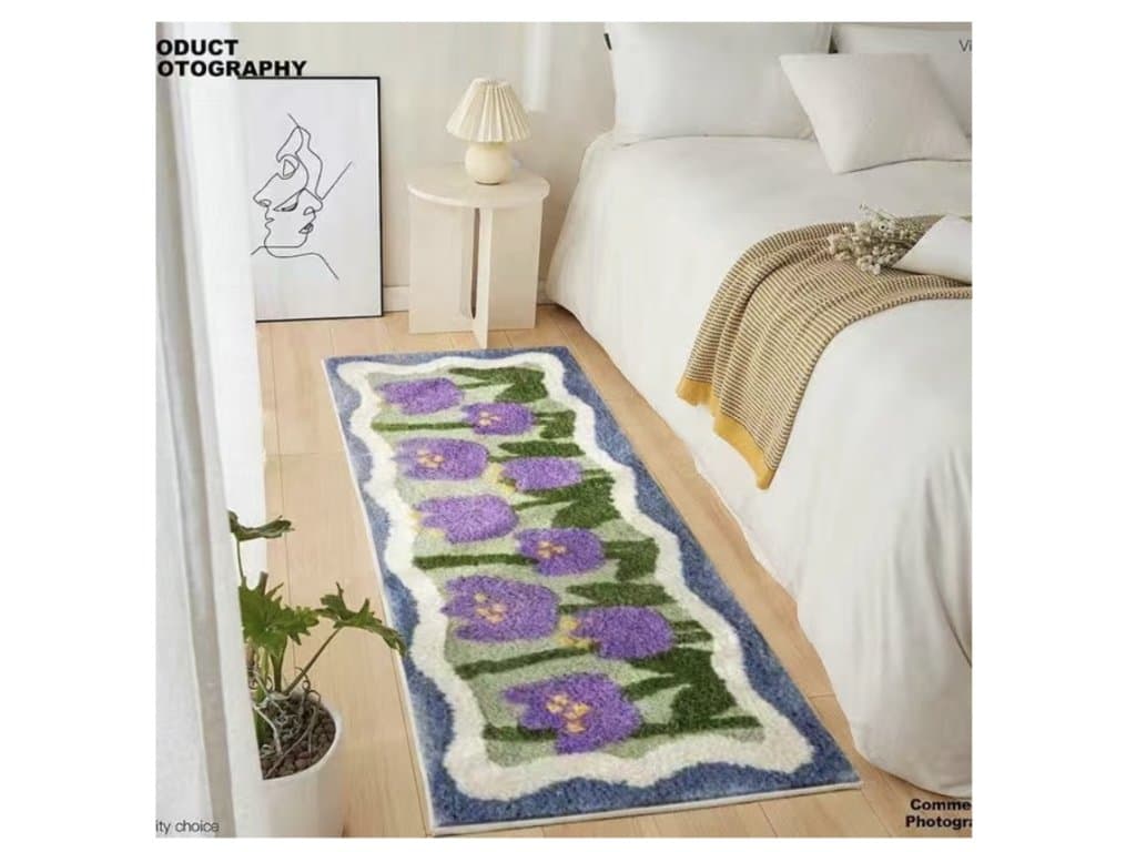 Načechraný měkký koberec do ložnice kytičky modrá