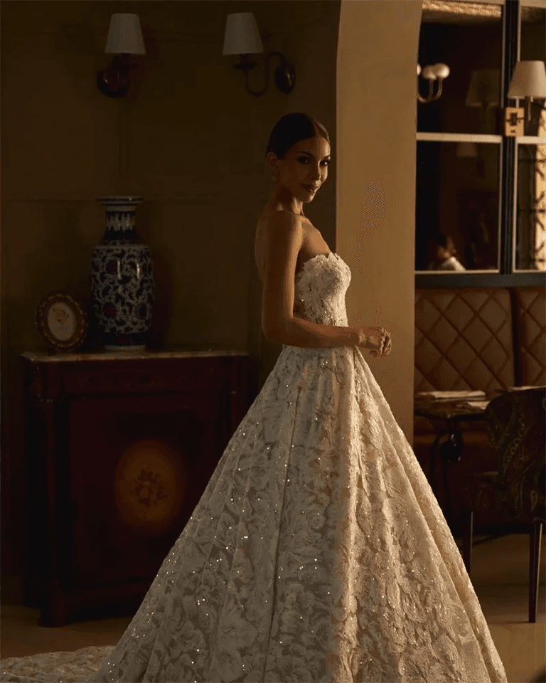 Luxusní svatební šaty s třpytivým výstřihem do V a krajkou ve slonovinové barvě bez ramínek a třpytivým vzorem