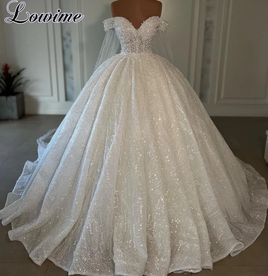 Nejnovější elegantní svatební šaty z roku 2025, áčkové, svatební šaty se srdíčkem a perlami, bílé šaty na míru