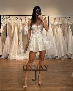 Dámské krátké svatební šaty s odhalenými rameny a krajkovou aplikací, bílé - náhled 4