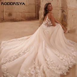 Svatební šaty s třpytivými špagetovými ramínky, výstřihem do V, odhalenými zády a vlečkou v boho stylu - náhled 5