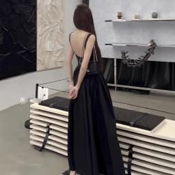Elegantní černé bezramínkové maxi šaty s vysokým pasem a dlouhým rukávem, minimalistické letní společenské šaty - náhled 4