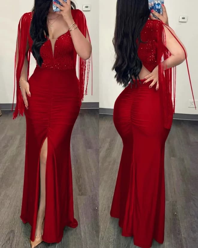 Sexy flitrované nabírané maxi šaty - večerní šaty s hlubokým výstřihem, krátkým rukávem, rozparkem a střapcem