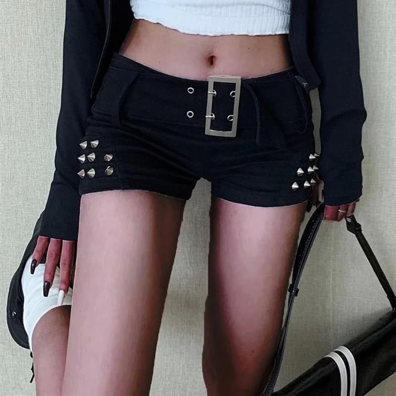 Dámské černé džínové kraťasy s nízkým pasem a kovovými nýty - klubové kalhoty Y2K Gothic Fashion
