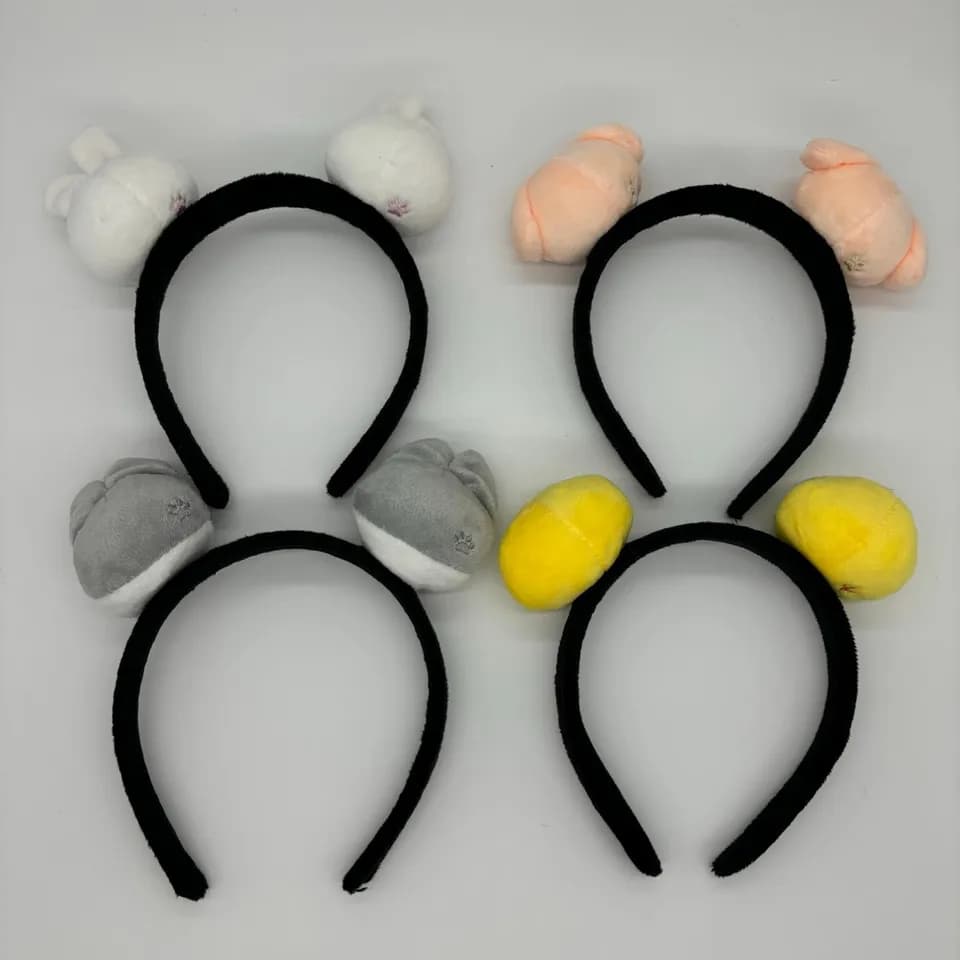 Sada sběratelských plyšových gumiček do vlasů s oční maskou a koncertními memorabiliemi korejského popového idolu