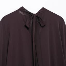 Dámská vintage halenka s mašlí na zádech a volánky hnědá elegantní košile s kulatým výstřihem - náhled 7