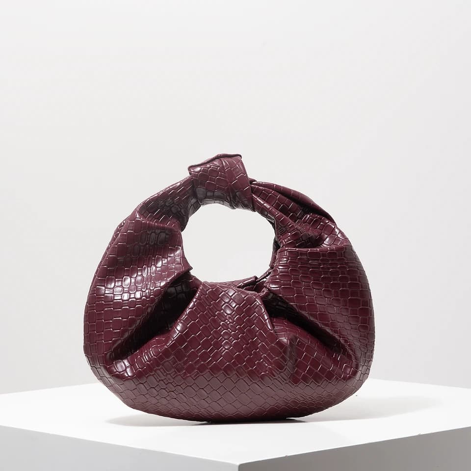 Elegantní pletená kabelka z eko kůže - vintage měsíček s uzlem, burgundy taška na párty