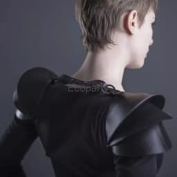 Středověká gotická ramenní zbroj černá PU kůže cosplay kostým LARP rytíř válečník - náhled 4