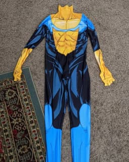 Černé cosplay šaty s dlouhou parukou mašlí sponkou a pruhovanými punčochami kostým uniforma - náhled 4