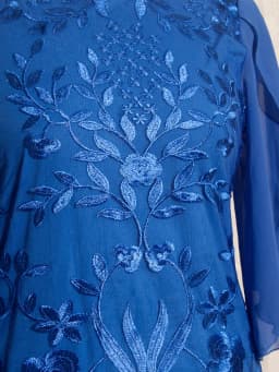 Luxusní společenské šaty s květinovou výšivkou pro plnoštíhlé dámy - elegantní pouzdrové šaty na svatbu - náhled 6