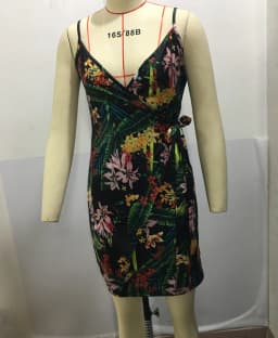Dámské elegantní letní šaty s úzkými ramínky a véčkovým výstřihem, slim fit koktejlové šaty - náhled 4
