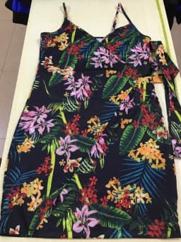 Dámské elegantní letní šaty s úzkými ramínky a véčkovým výstřihem, slim fit koktejlové šaty - náhled 7