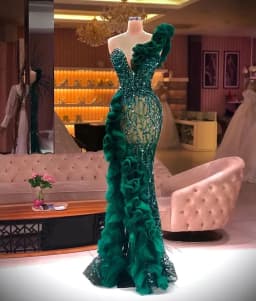 Luxusní večerní šaty s třpytivými flitry a rozparkem - elegantní mořská panna pro slavnostní události - náhled 3