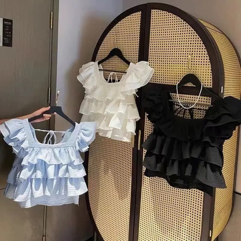 Dětské letní tričko s límečkem a volány - elegantní lehký top pro dívky v moderním stylu