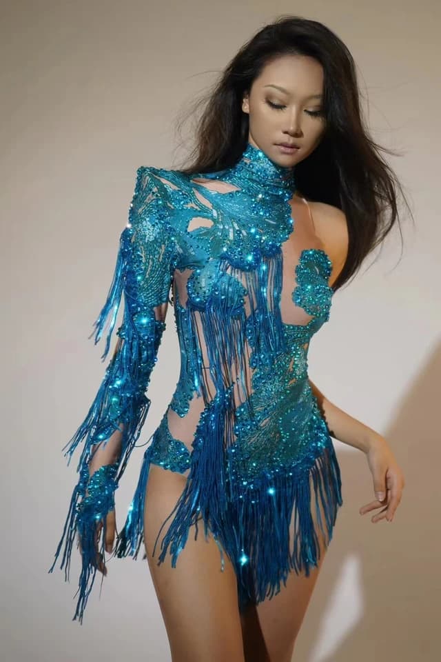 Třpytivý modrý taneční overal s asymetrickým střihem a kamínky pro ženy - elegantní performance outfit