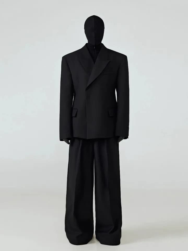 Černé pánské sako slim fit s ozdobnými ramínky a špičatým klopy, společenský elegantní kabát