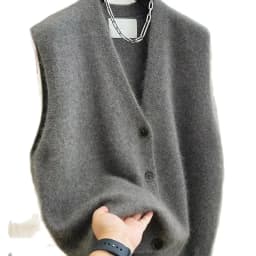 Módní dámská pletená vesta s výstřihem do V - elegantní svetr bez rukávů v nadčasovém stylu - náhled 4