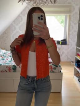 Dámská módní pletená vesta v oranžové barvě - elegantní krátký kardigan bez rukávů - náhled 3