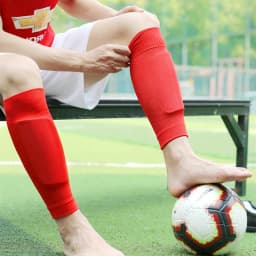 Sportovní chrániče holení pro fotbal - prodyšné ochranné návleky pro děti a muže - náhled 4