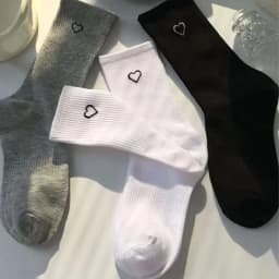 Dámské kotníkové ponožky 3 páry - módní sportovní design se srdíčky, černobílé - náhled 7