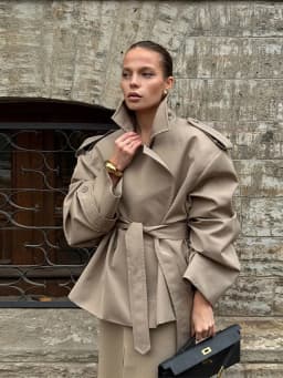 Dámská volnočasová bunda s páskem - stylový jarní kabátek v moderním střihu - náhled 3
