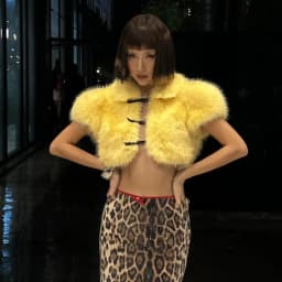 Dámská chlupatá crop bunda s límcem - módní elegantní krátký kabátek na oslavy - náhled 4