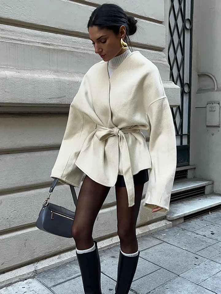 Dámský elegantní kabát se šněrováním - módní zimní bunda s výstřihem do V