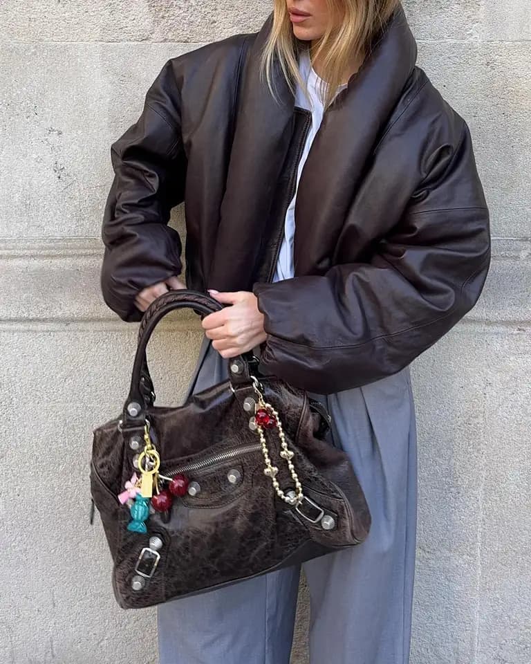 Dámská prošívaná kožená bunda v tmavě hnědé barvě - módní zimní kabát s límcem a zipem