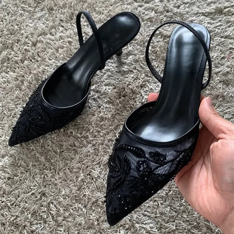 Černé vyšívané dámské lodičky s ostrou špičkou - elegantní společenské boty na vysokém podpatku