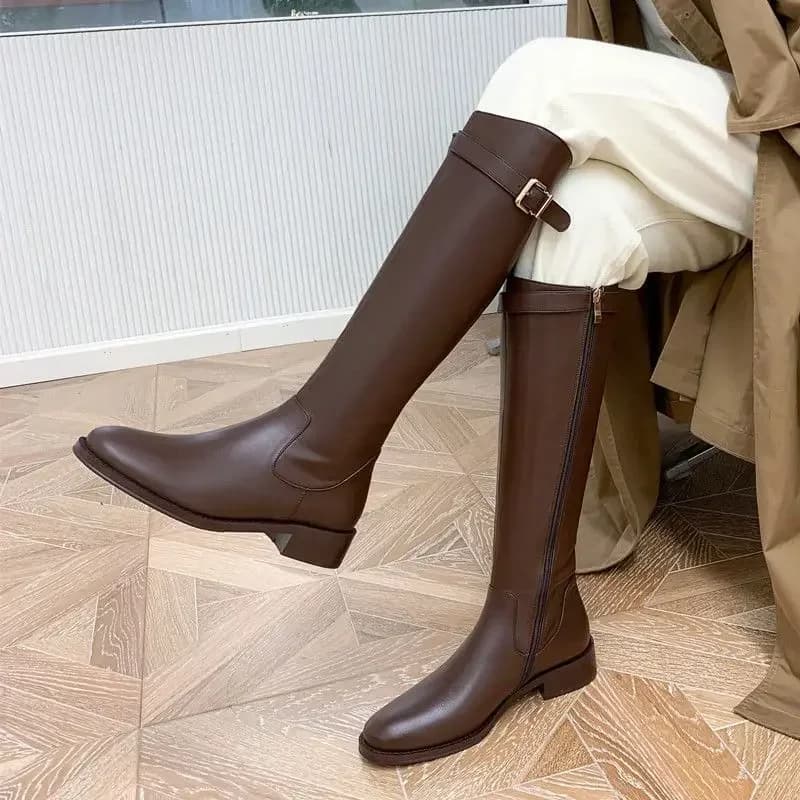 Černé elegantní dámské nadkolenní zimní kozačky s nízkým podpatkem