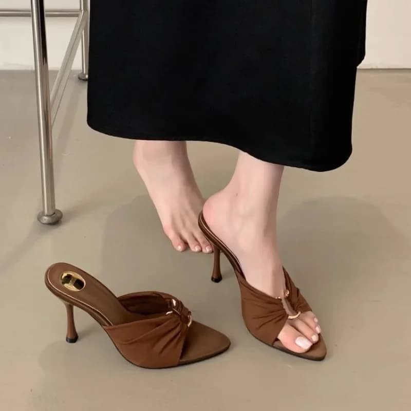 Dámské špičaté podpatky s kovovou ozdobou a tenkým podpatkem Korejský styl