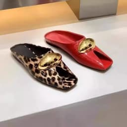 Kožené pantofle s kovovou sponou elegantní letní ploché boty trend 2025 - náhled 4