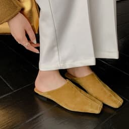 Letní dámské mules ze semiše a kůže s hranatou špičkou a zadním páskem - náhled 3