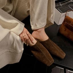 Letní dámské mules ze semiše a kůže s hranatou špičkou a zadním páskem - náhled 6