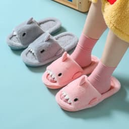 Unisex domácí pantofle se vzorem žraloka - teplé, plyšové, protiskluzové, bavlněné - náhled 2