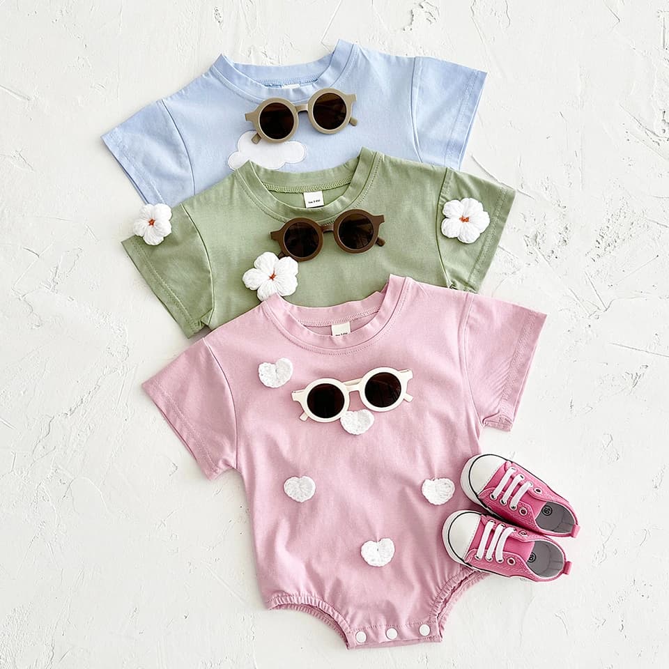 Letní overal pro miminko 0-18m krátký rukáv trojúhelníkový vzor srdíčko a mraky