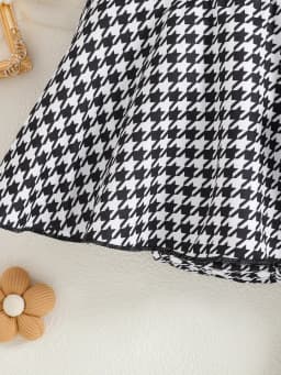 Dívčí letní souprava s rybí kostí a kostkovaným vzorem černá kulatý výstřih knoflíky - náhled 5