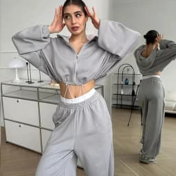 Dámská casual jednobarevná souprava 2dílná s kapucí zip krátký top šňůrkou v pase elastické kalhoty - náhled 4