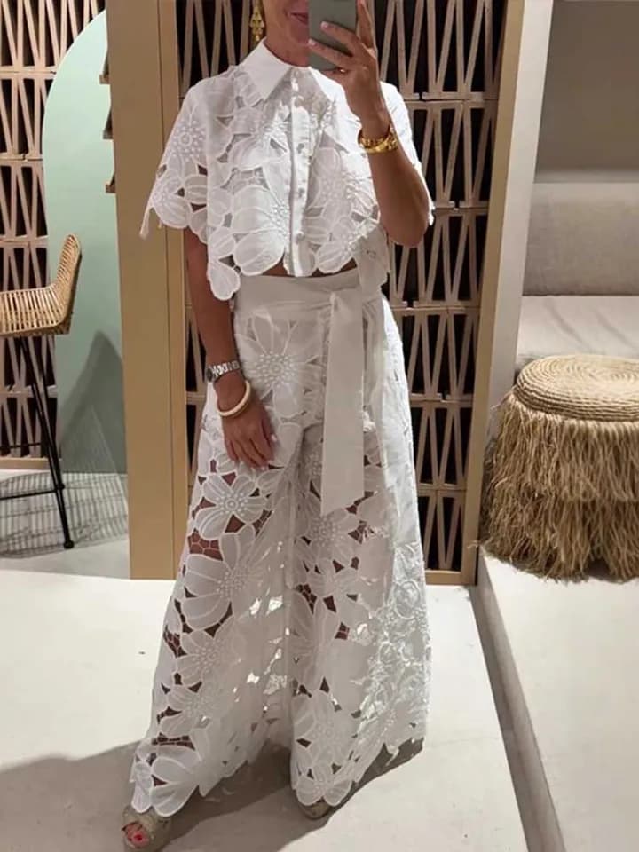 Dámská dvoudílná letní souprava bílé barvy s cardiganem s výřezy a kalhotami