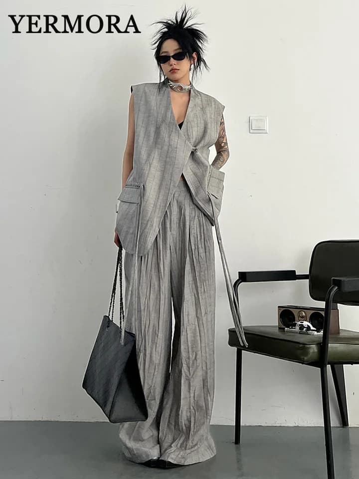 Dámská dvoudílná souprava šedá top s šněrováním a texturovaná vesta široké kalhoty jaro léto 2025