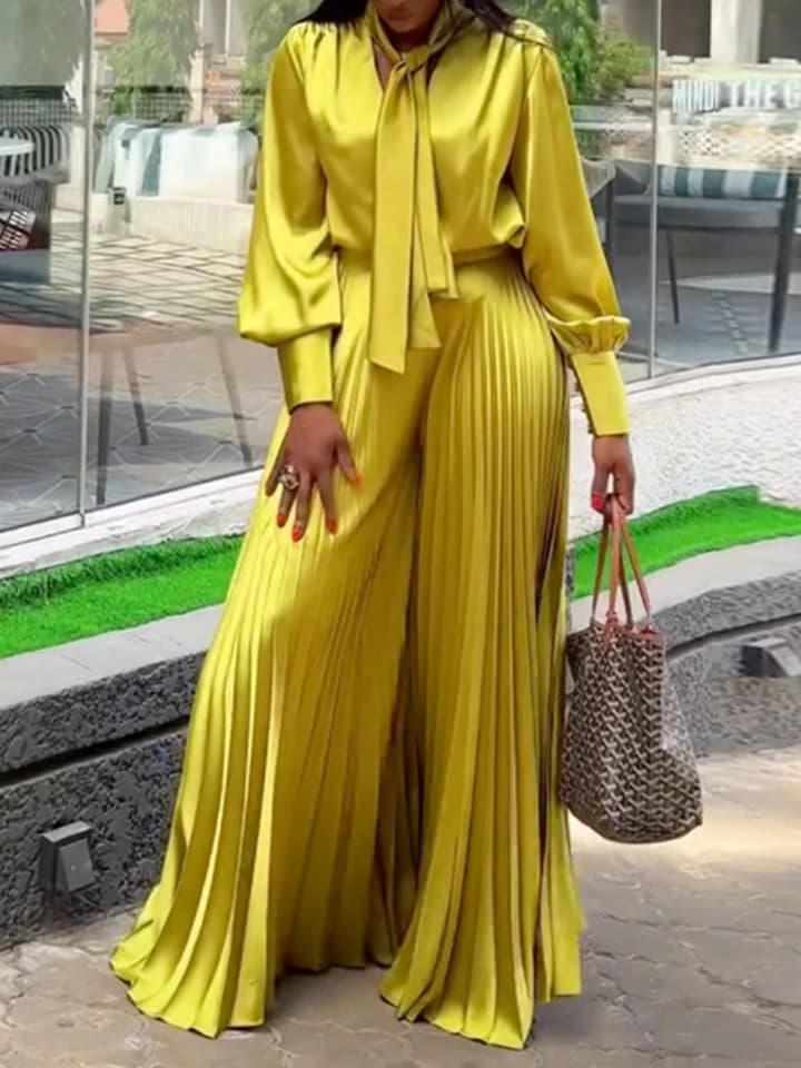 Dámský dvoudílný komplet s výstřihem do V a šněrováním topu, široké plisované nohavice streetwear