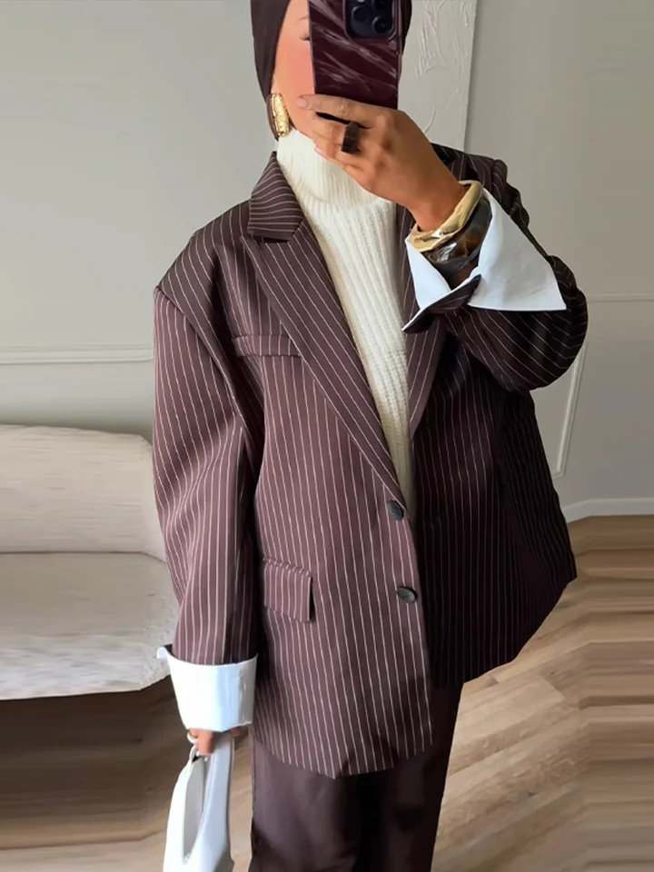 Dámské sako s kapsami a polstrovanými rameny - elegantní podzimní kabát do kanceláře 2025