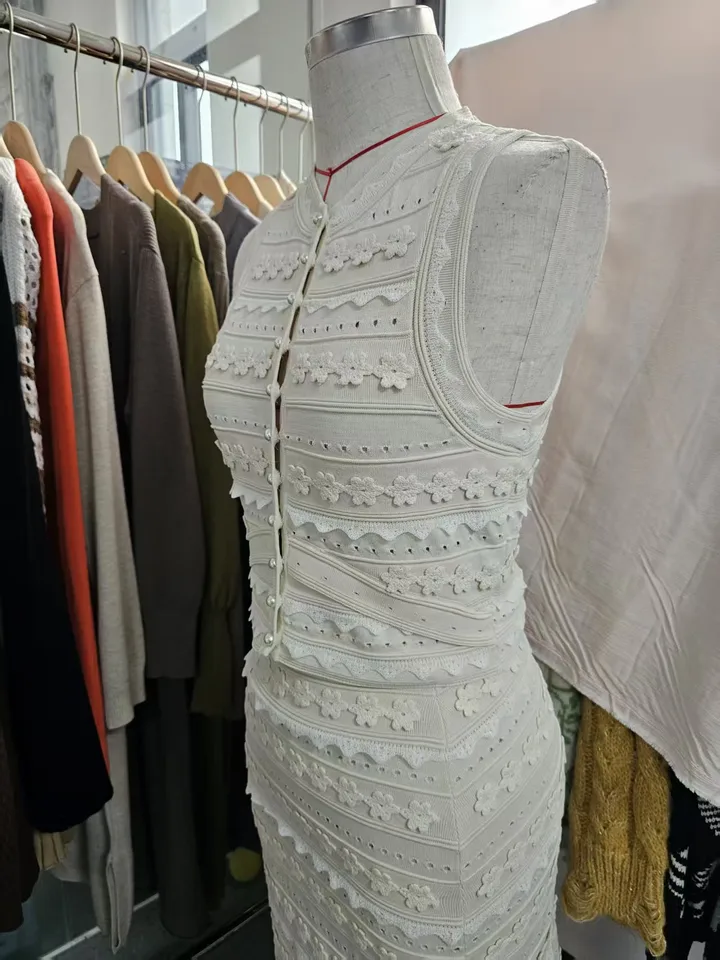 Dámská pletená souprava s volány - elegantní vesta a rozparková sukně pro jarní styl 2025