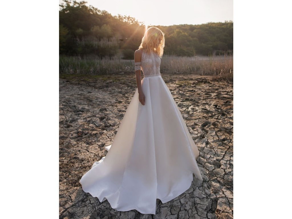 Saténové bohémské svatební šaty pro nevěsty