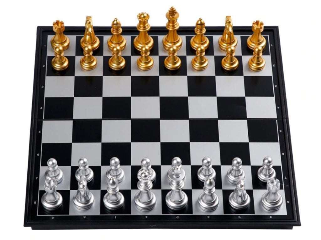 Šachová sada s vysoce kvalitní šachovnicí 32 zlatých stříbrných figurek