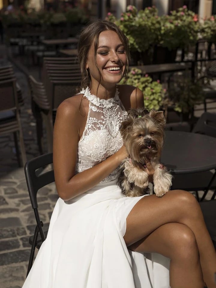 Svatební šaty LoveDress Jednoduché šaty s ramínky na ramínka Bílé sexy šifonové boho svatební šaty s vysokým rozparkem a klenotovým výstřihem Plážové šaty na míru